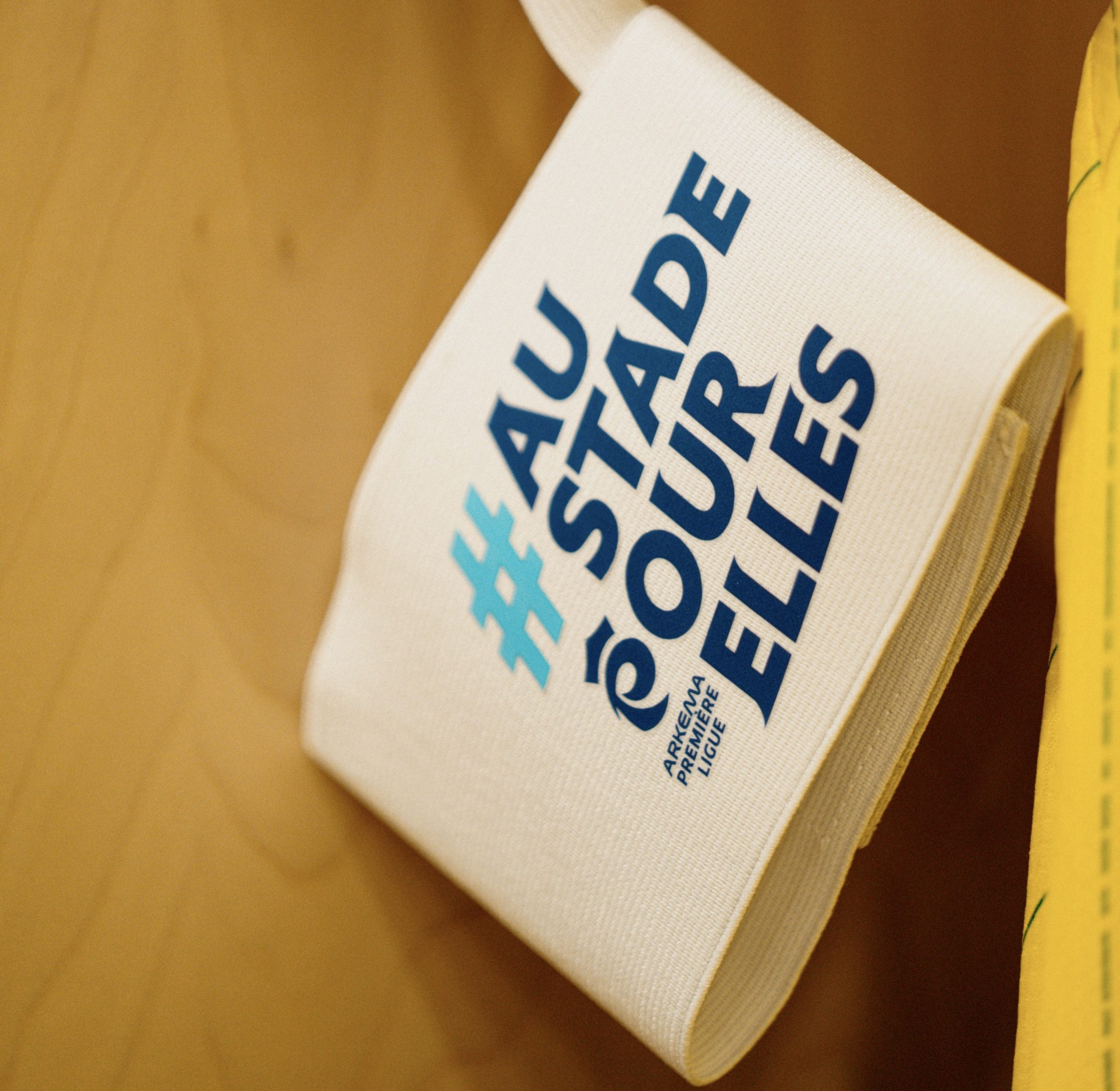 Visuel FCN brassard au stade pour elles